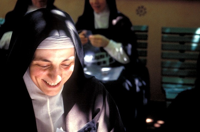 Cristiana-mentre-cuce-gli-scapolari