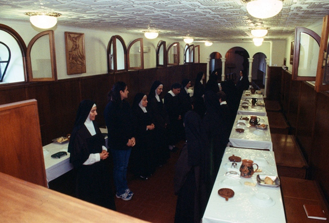 In-refettorio-preghiera-prima-del-pranzo