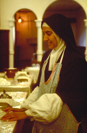 Lucia-apparecchia-la-tavola