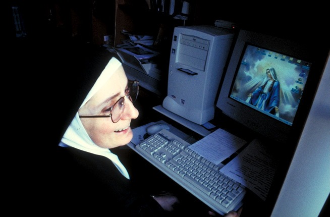 usare-il-computer-ed-oggi-grazie-ad-internet-e-lei-a-gestire-i-rapporti-con-il-mondo-esterno